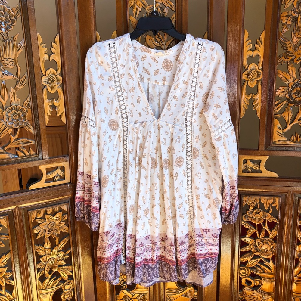 En Creme Paisley Rayon V-Neck Long Sleeve Tunic - Picture 1 of 9